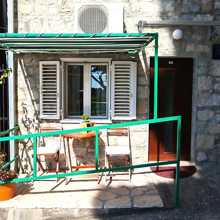 Old Town Apartment *