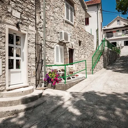 Old Town Apartment *