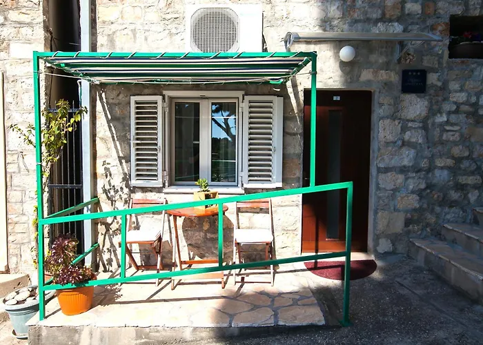 Old Town Apartment *