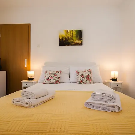 Old Town Apartment *